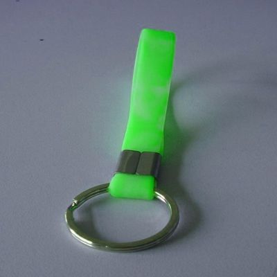 100% Silicone Pendants Promosi Keychain, Logam Aksesoris, Pantone Color